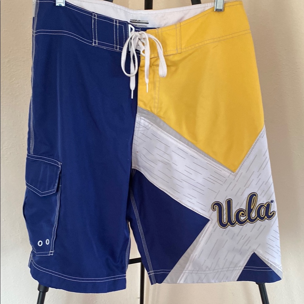 Men's campus Drive UCLA board shorts size large (33-34”)